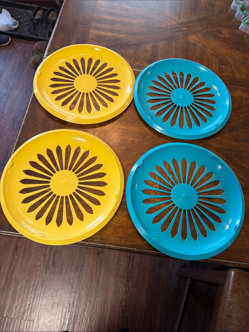 Yellow & Teal Decorative plastic paper plate holders - Set of 4